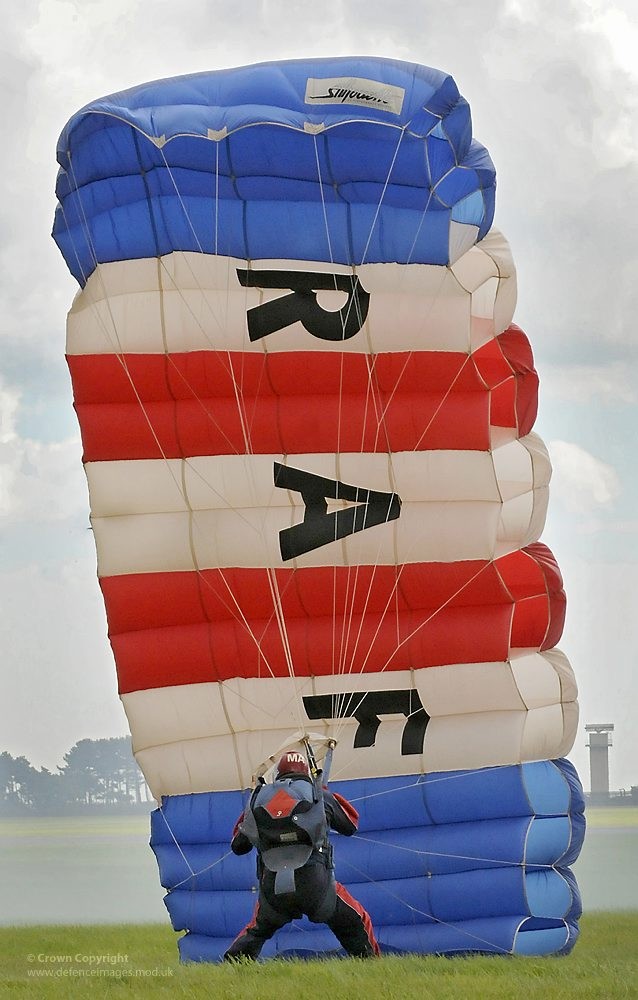Một vận động viên nhảy dù của đội Falcons của Không quân Hoàng gia Anh.